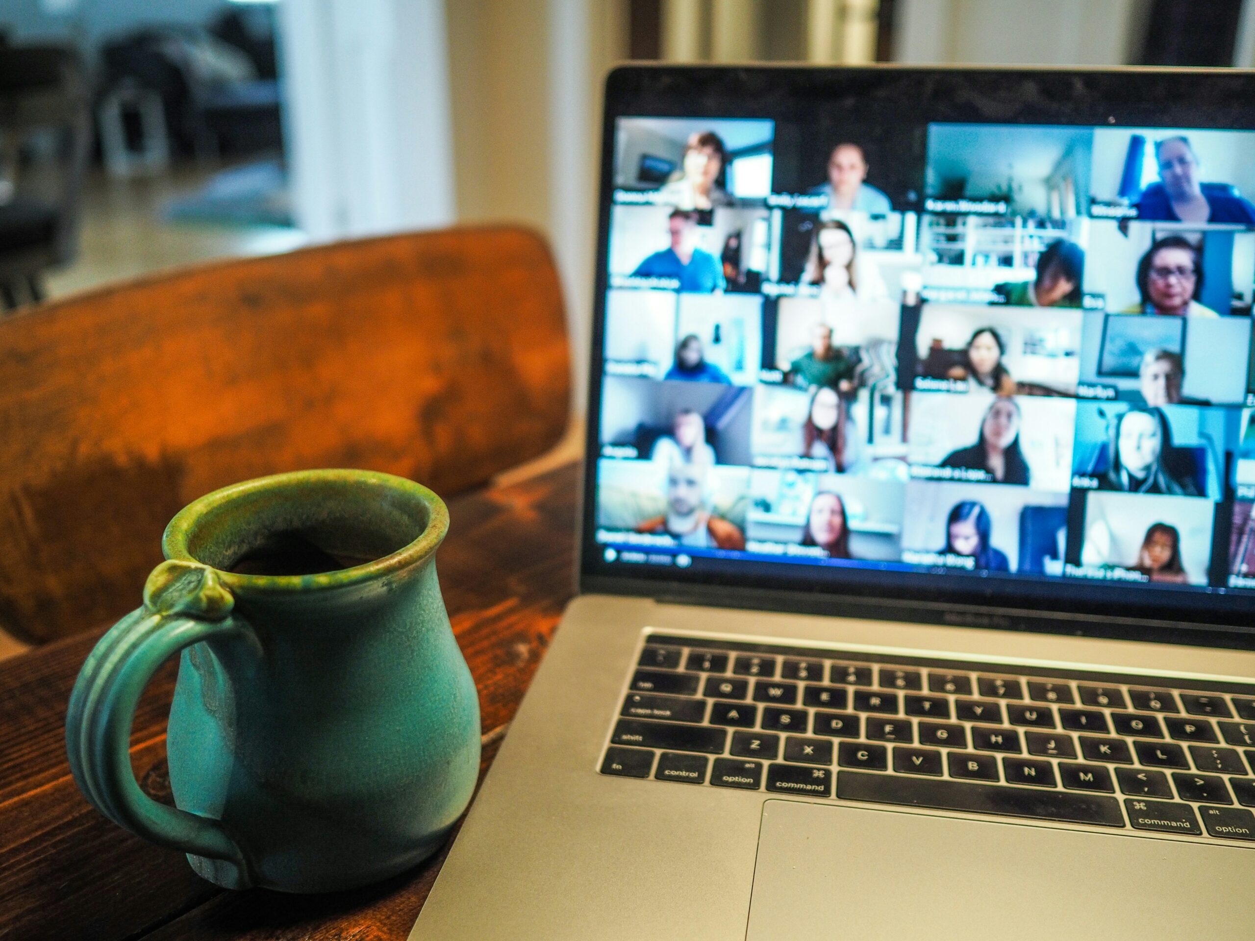 Digital meeting with various facecams open.